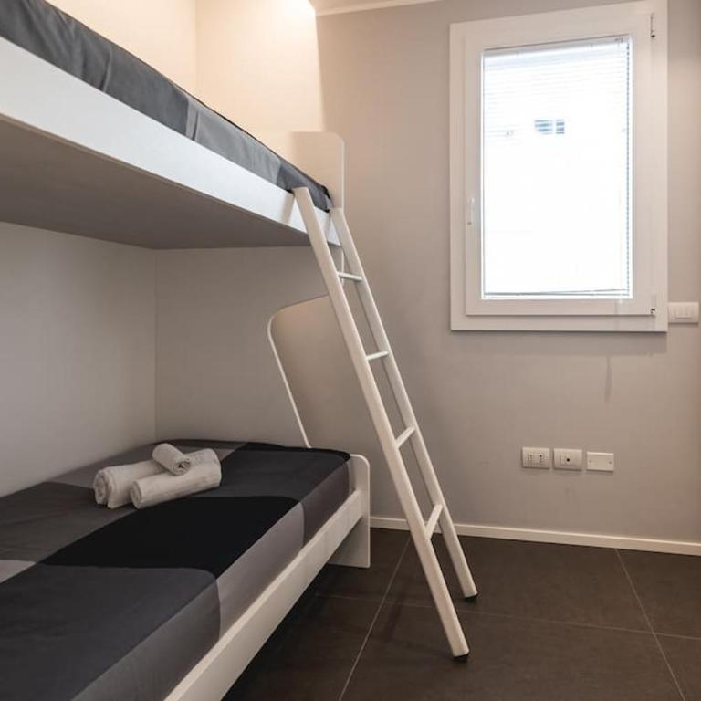 AmazHome - New Roomy Home & Garden - Two-Bedroom Apartment - 16