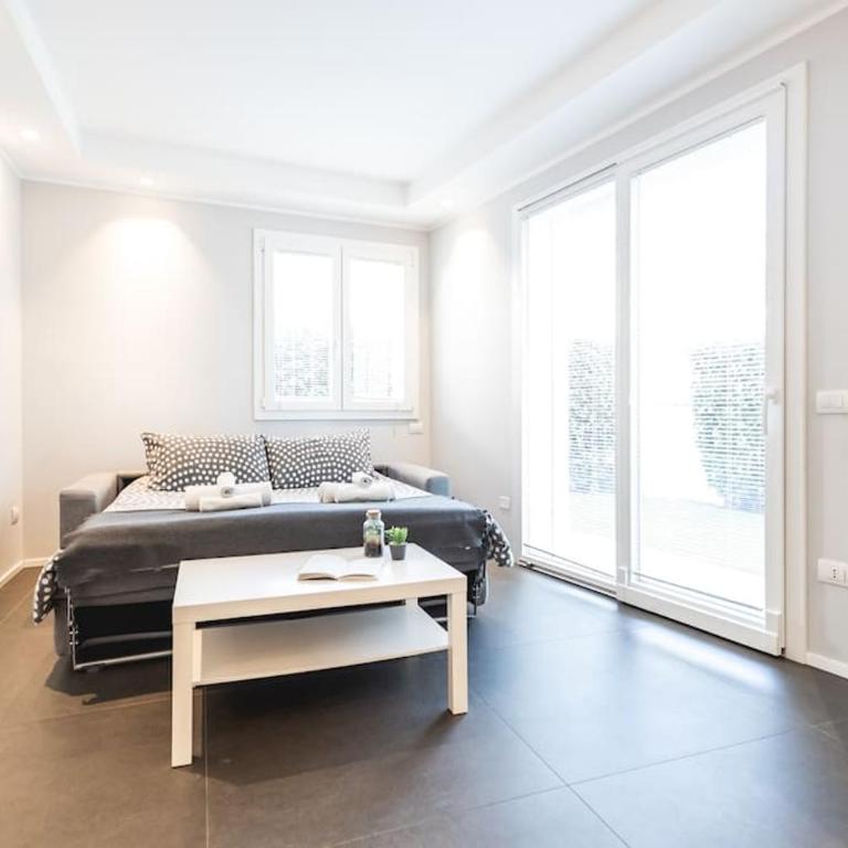 AmazHome - New Roomy Home & Garden - Two-Bedroom Apartment - 17
