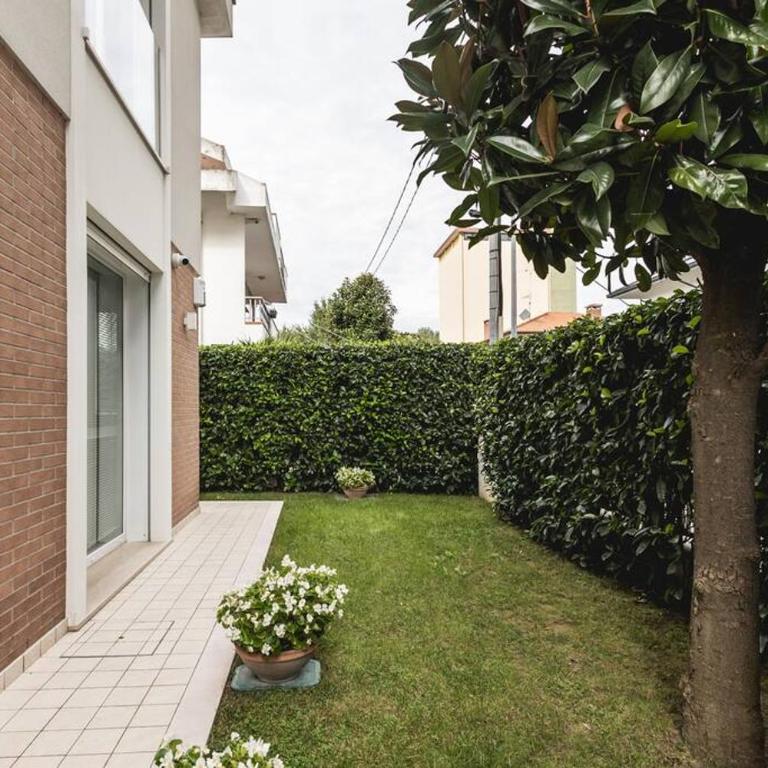 AmazHome - New Roomy Home & Garden - Two-Bedroom Apartment - 24