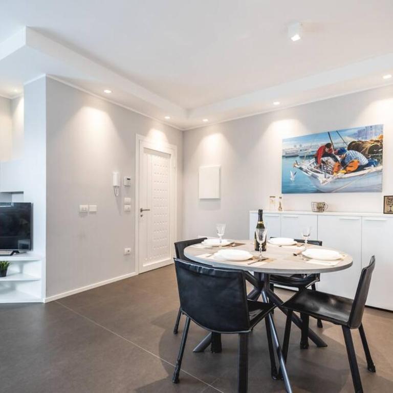 AmazHome - New Roomy Home & Garden - Two-Bedroom Apartment - 28