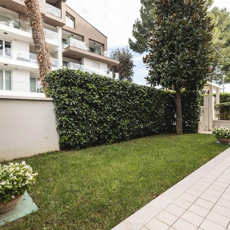 AmazHome - New Roomy Home & Garden - Two-Bedroom Apartment - 29