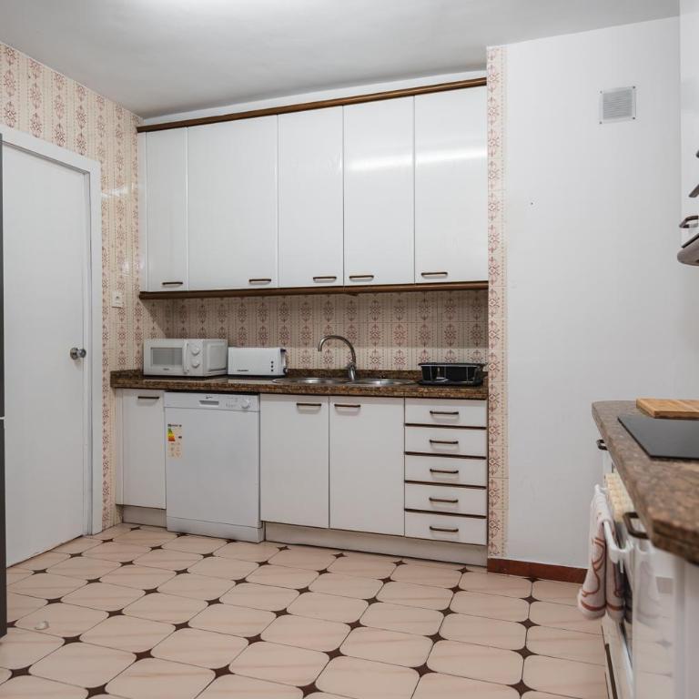 Las Flores Apartment - Five-Bedroom Apartment - 29