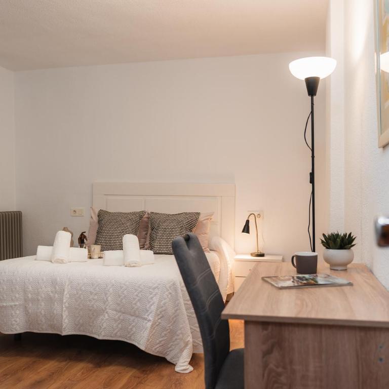 Las Flores Apartment - Five-Bedroom Apartment - 12