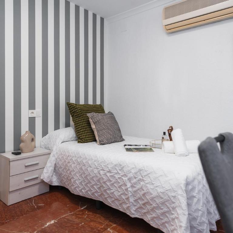 Las Flores Apartment - Five-Bedroom Apartment - 16