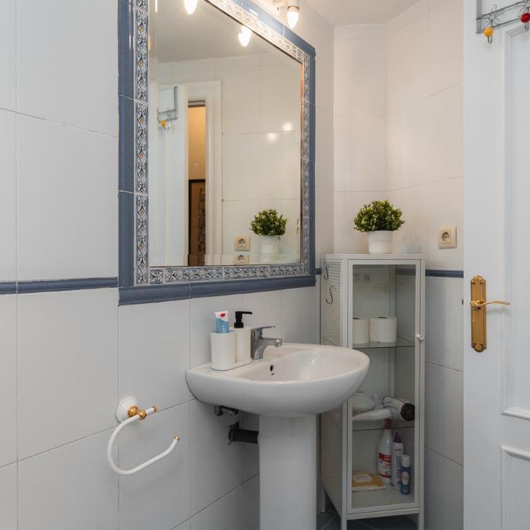 tuGuest Maestro Breton Apartment - Three-Bedroom Apartment - 24