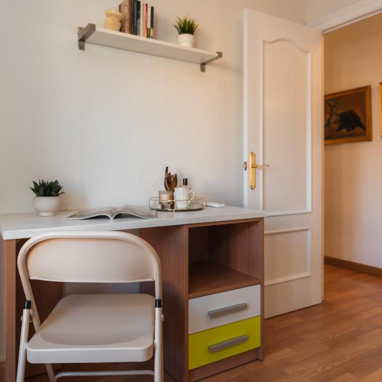tuGuest Maestro Breton Apartment - Three-Bedroom Apartment - 22