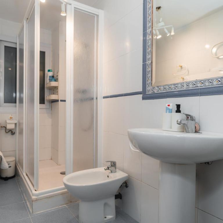 tuGuest Maestro Breton Apartment - Three-Bedroom Apartment - 23