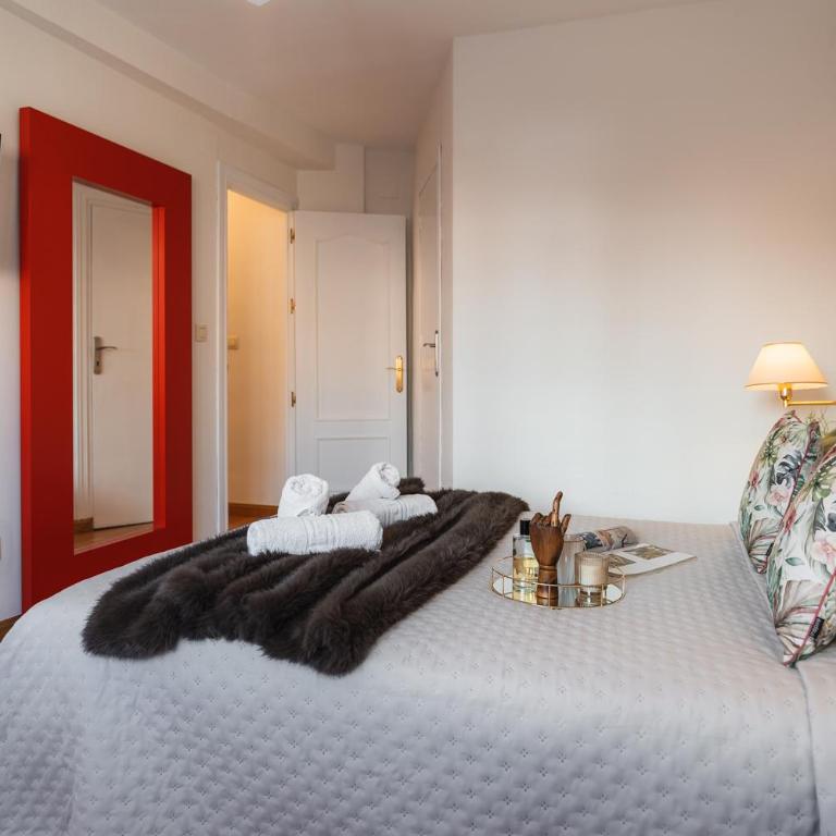 tuGuest Maestro Breton Apartment - Three-Bedroom Apartment - 16