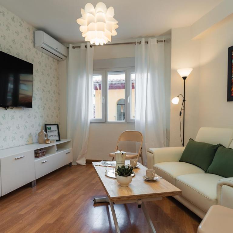 tuGuest Maestro Breton Apartment - Three-Bedroom Apartment - 1