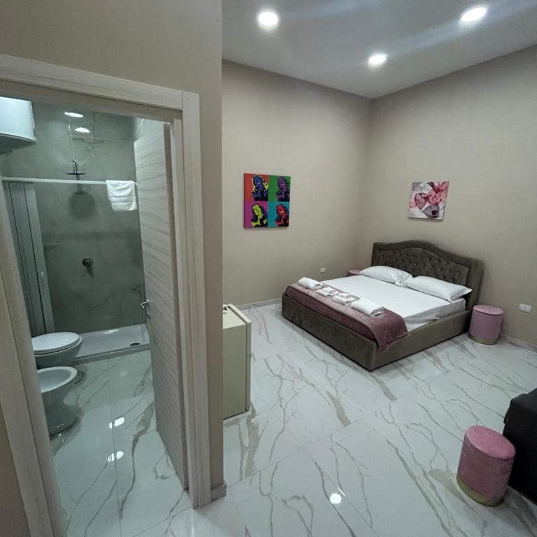 Valentino caracciolo 105 - Camera Familiare con Bagno Privato - 3