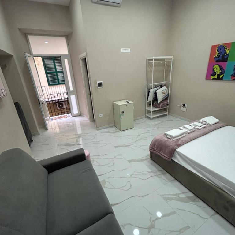 Valentino caracciolo 105 - Camera Familiare con Bagno Privato - 6