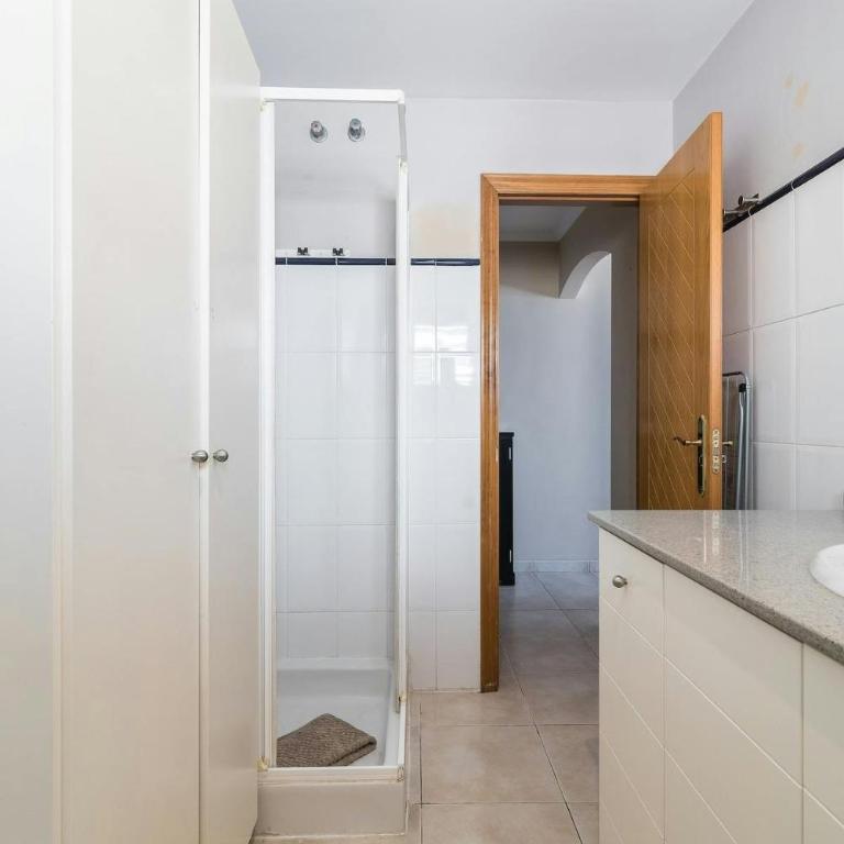 Spacious Two Bedroom Apartment with Terrace right on the Surf Beach - Apartamento de 2 dormitorios con balcón y vistas al mar - 12