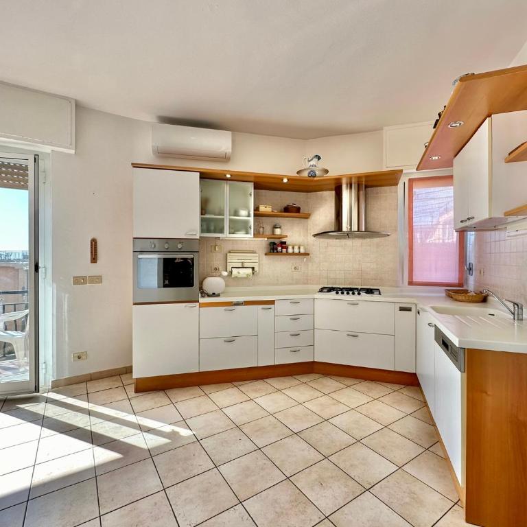 Hostdomus - Grace Apartment - Appartamento Premium con 3 Camere da Letto e Balcone - 8