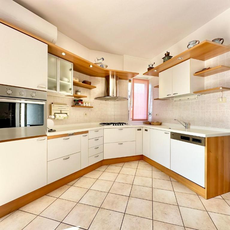 Hostdomus - Grace Apartment - Appartamento Premium con 3 Camere da Letto e Balcone - 28