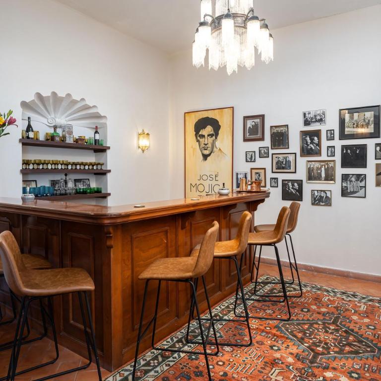 Casa Pedro Vargas, 6BR Estate with Hot Tub & Modern Comforts - Villa - 11