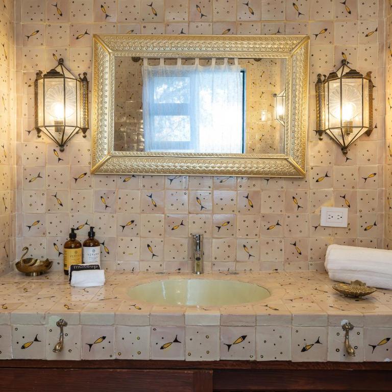 Casa Pedro Vargas, 6BR Estate with Hot Tub & Modern Comforts - Villa - 37