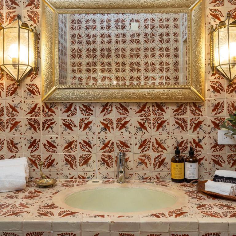 Casa Pedro Vargas, 6BR Estate with Hot Tub & Modern Comforts - Villa - 22