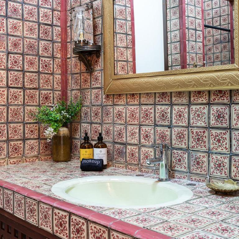 Casa Pedro Vargas, 6BR Estate with Hot Tub & Modern Comforts - Villa - 27