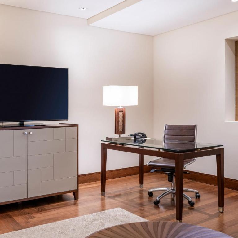 JW Marriott Hotel Bogotá - Suite Junior con cama extragrande y acceso al salón - 7