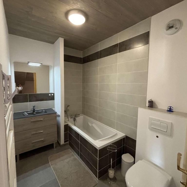 Appartement moderne 5 pièces, proche des pistes avec cheminée, terrasse, parking et bois inclus - Apartment mit 4 Schlafzimmern - 5