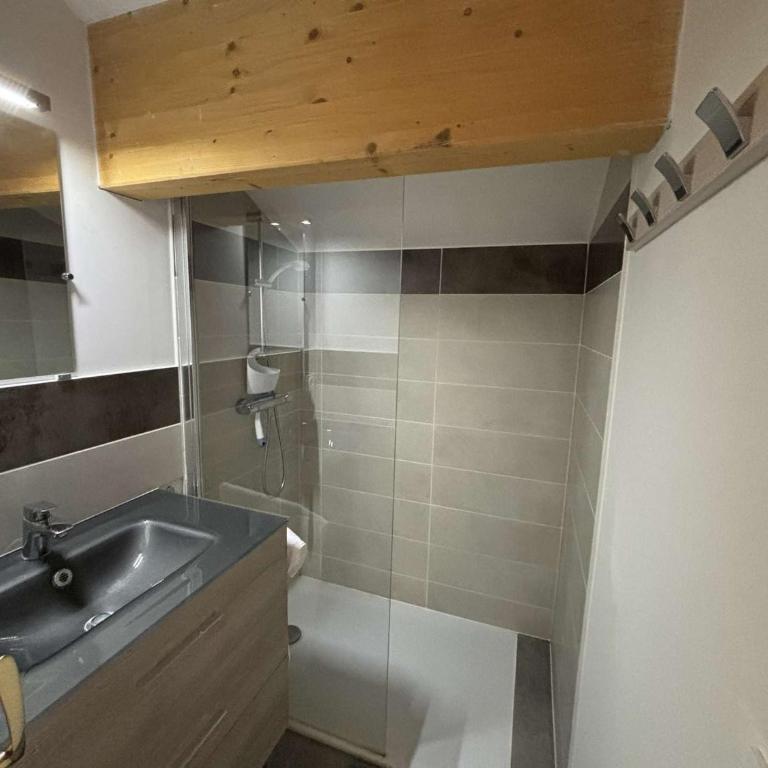 Appartement moderne 5 pièces, proche des pistes avec cheminée, terrasse, parking et bois inclus - Apartment mit 4 Schlafzimmern - 9