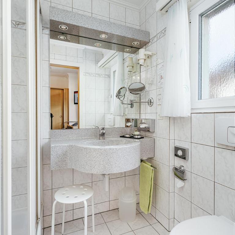 Hotel Etoile - Zimmer mit Queensize-Bett - 6