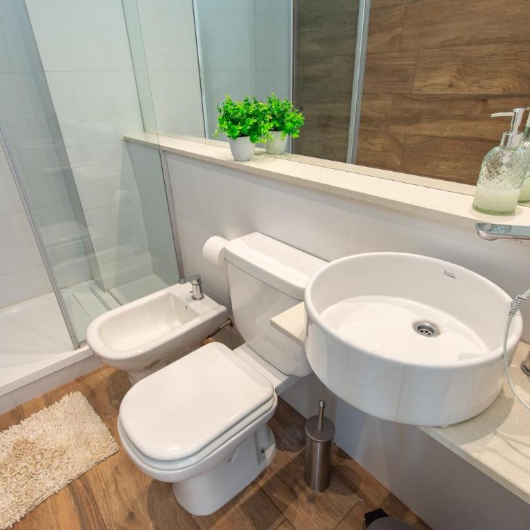 Alójate 38- Departamento, luminoso, excelente ubicacion! Zona Hospital Español - One-Bedroom Apartment - 35