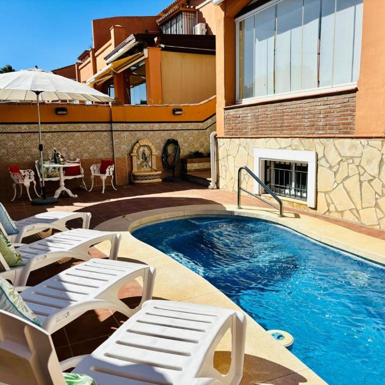 Chalet con piscina privada en primera línea de playa - Villa - 4