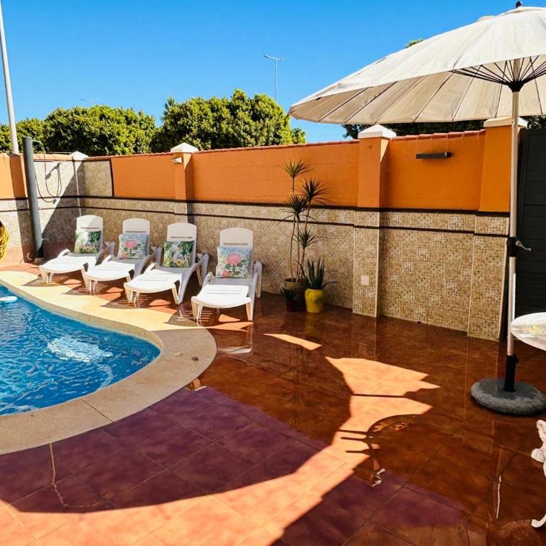 Chalet con piscina privada en primera línea de playa - Villa - 1