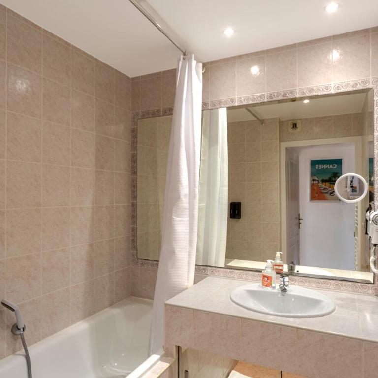 Le Jardin Secret by Golden Riviera Terrasses & accès plage - Three-Bedroom Apartment - 17