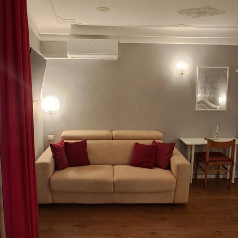 B&B Italian Guest Genova - Camera Matrimoniale con Bagno Privato Esterno - 14