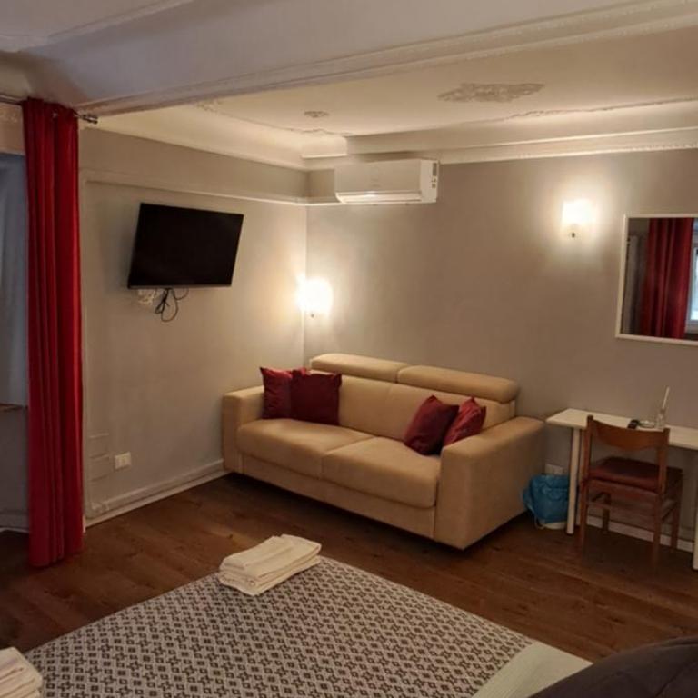 B&B Italian Guest Genova - Camera Matrimoniale con Bagno Privato Esterno - 11