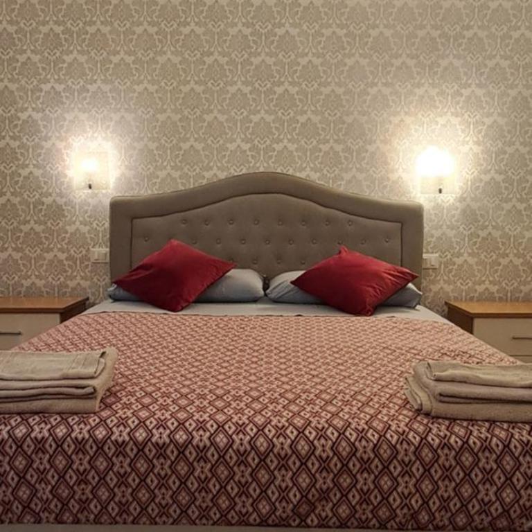 B&B Italian Guest Genova - Camera Matrimoniale Standard con Bagno in Comune - 11