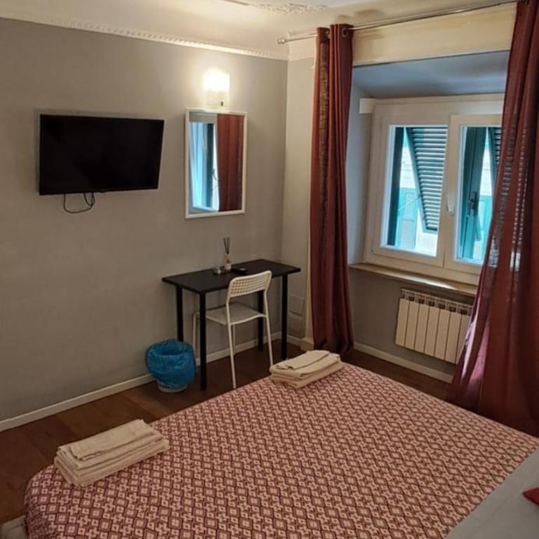 B&B Italian Guest Genova - Camera Matrimoniale Standard con Bagno in Comune - 8