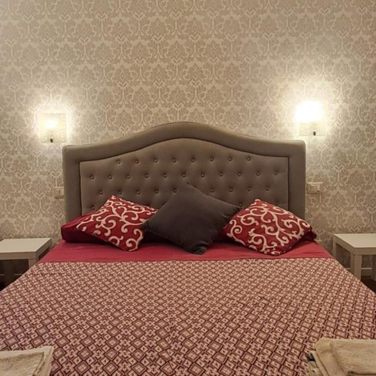 B&B Italian Guest Genova - Camera Matrimoniale Standard con Bagno in Comune - 15