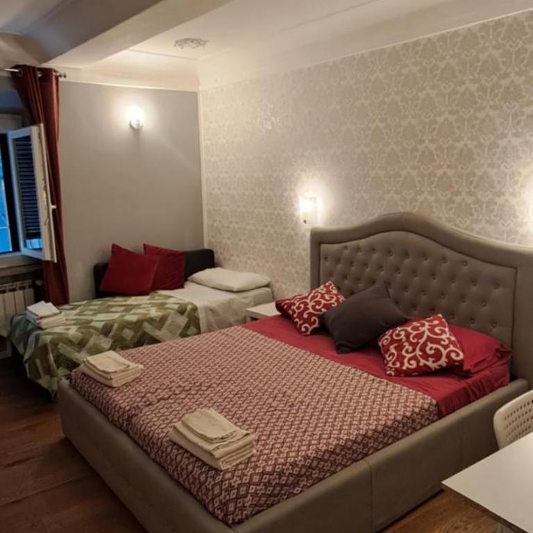 B&B Italian Guest Genova - Camera Matrimoniale Standard con Bagno in Comune - 13