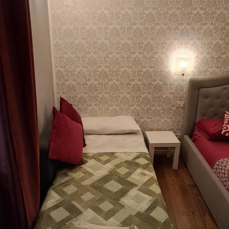 B&B Italian Guest Genova - Camera Matrimoniale Standard con Bagno in Comune - 11