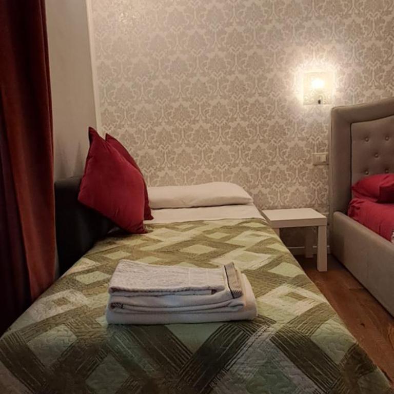 B&B Italian Guest Genova - Camera Matrimoniale Standard con Bagno in Comune - 10