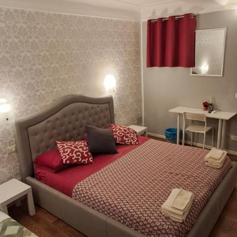 B&B Italian Guest Genova - Camera Matrimoniale Standard con Bagno in Comune - 9