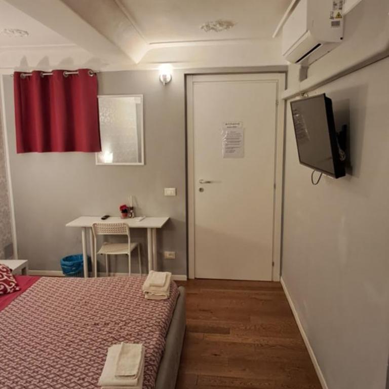 B&B Italian Guest Genova - Camera Matrimoniale Standard con Bagno in Comune - 7