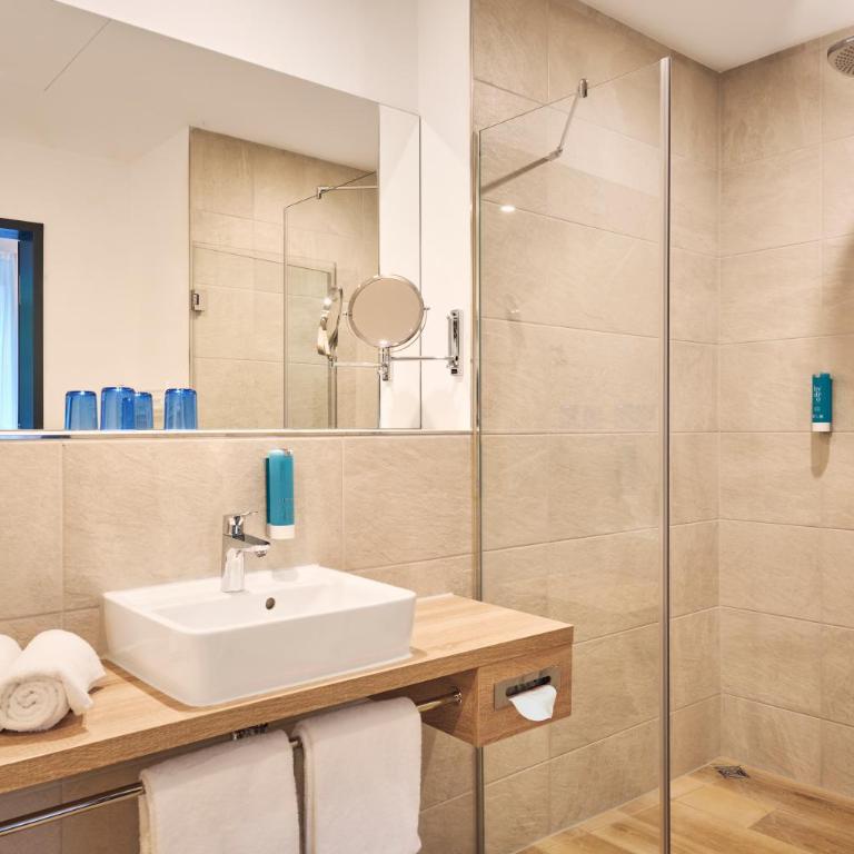 Best Western Hotel Arabellapark Muenchen - Executive Junior Suite mit ebenerdiger Dusche und Balkon - 8