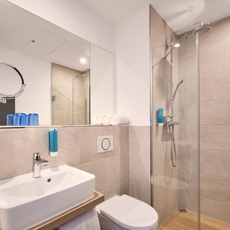 Best Western Hotel Arabellapark Muenchen - Comfort Doppelzimmer mit ebenerdiger Dusche - 7