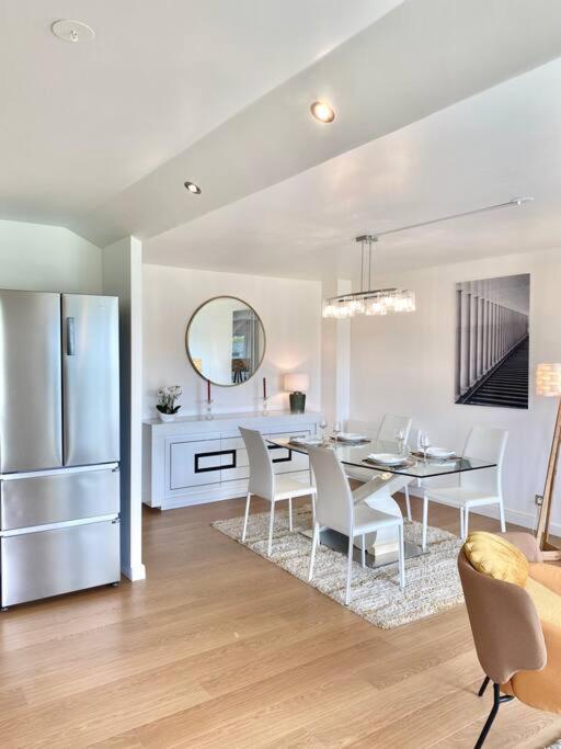 Le Domaine Réservé , parking et écrin de verdure - Two-Bedroom Apartment with Terrace - 35