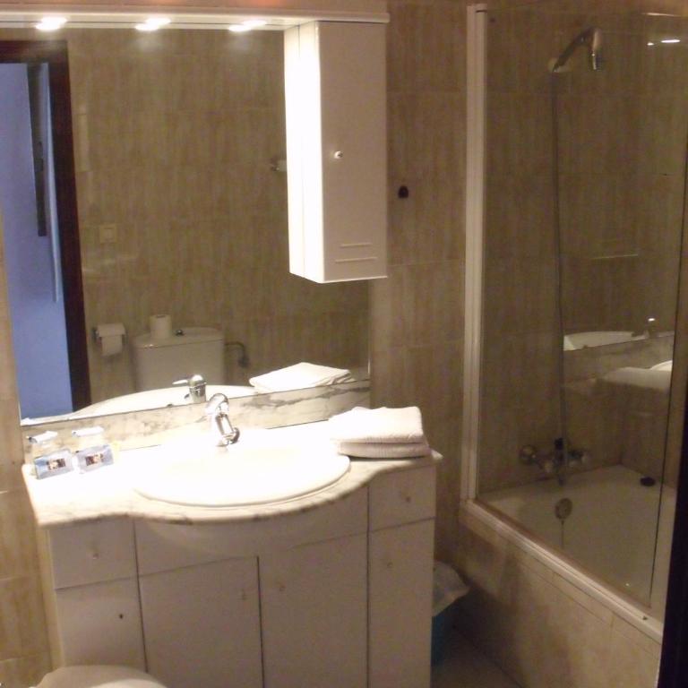 Hotel La Riviera - Doppelzimmer mit seitlichem Meerblick und Terrasse - 3