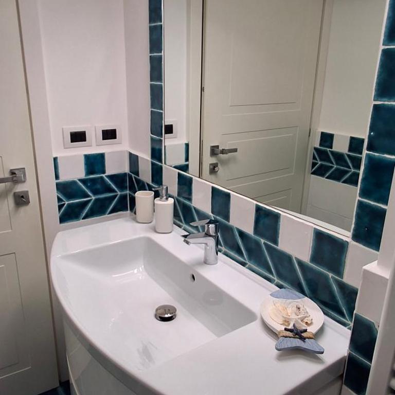 Palazzo Garibaldi - Camera Matrimoniale con Bagno Privato - 6