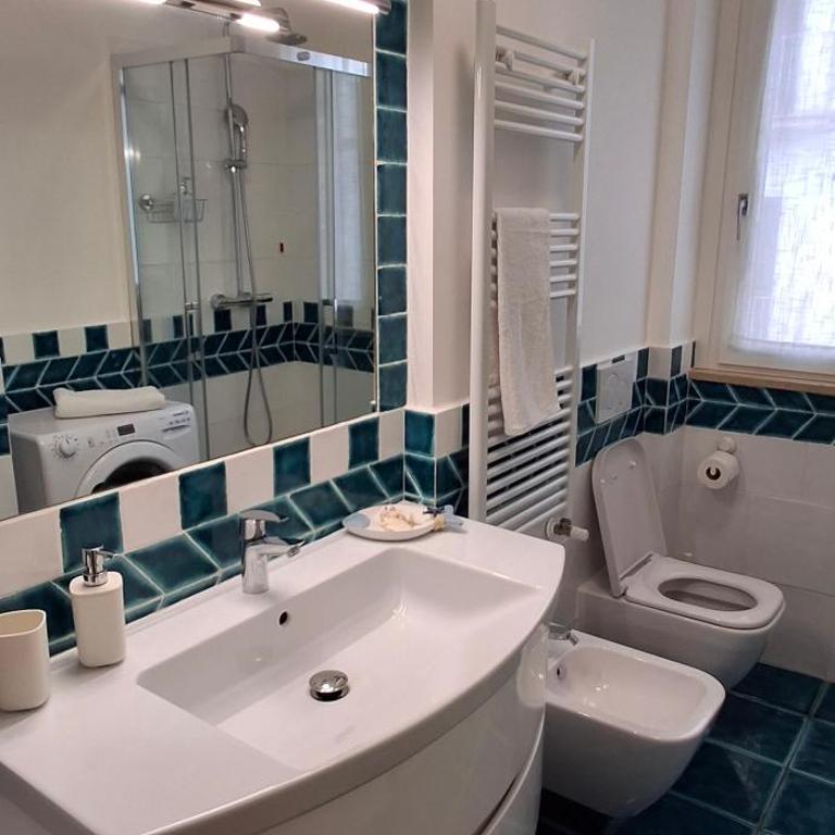 Palazzo Garibaldi - Camera Matrimoniale con Bagno Privato - 7