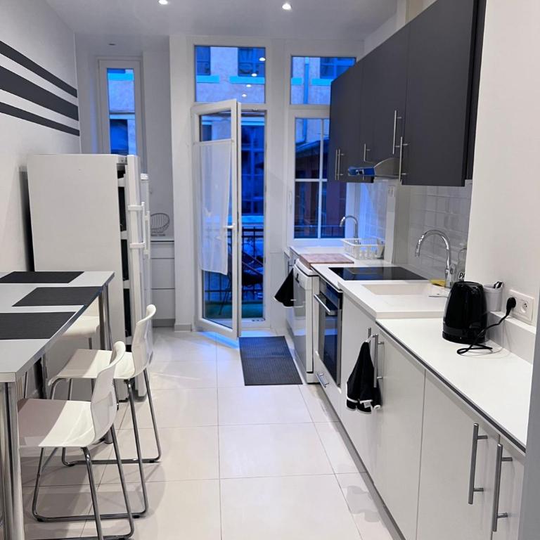 Le Rapp 6, Appartement de Standing 3 chambres, 7 personnes &1 bébé, Cosy et familial ultra équipé Emplacement Idéal proche Gare Centre ville Marchés de Noël Quartier Tribunal Contades - Three-Bedroom Apartment - 30