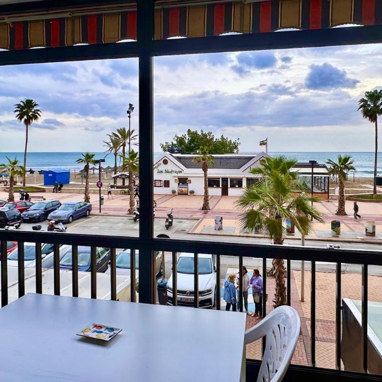 Apartamento en primera línea de playa con terraza en Los Boliches, Atardeceres de Fuengirola - Two-Bedroom Apartment with Sea View - 1