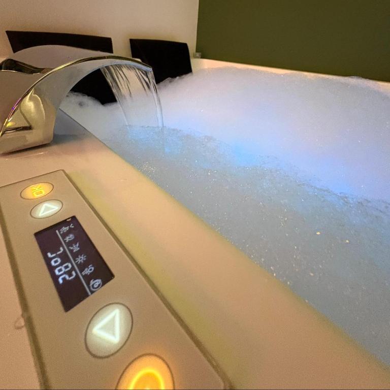 Luna Marie - Double Room with Spa Bath - 6