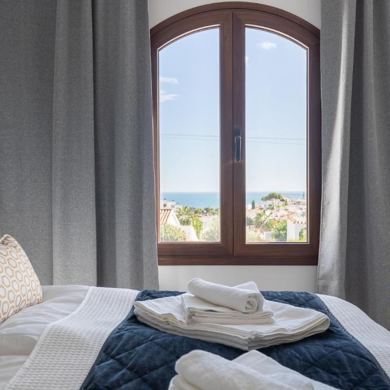 Luxury house with private heated pool in Nerja! - Habitación Doble con vistas al parque - 31